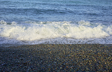 海滨 海边有碎石 沙滩上湿海岩和宁静的海浪天气海岸热带海滩旅行戏剧性飞溅海景海岸线冲击波图片