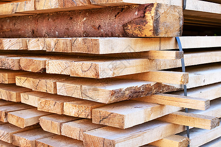 在锯木厂的闭合板上折叠完成的板板运输店铺卡车仓库木材纸板建筑木板商业材料图片