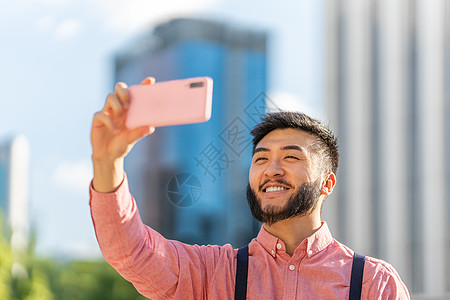 中国男人在交易中心旁边自拍的中国人图片