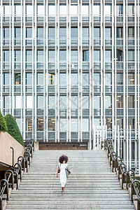 商业女商务人士下楼 在城市的楼梯图片