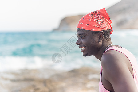 非洲男性快乐地享受着夏天 看着海洋的夏季生活图片