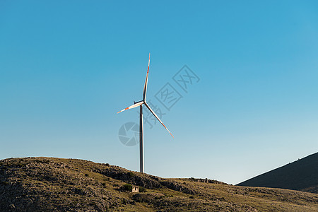 利用风力山脊建造的风力涡轮机或风车清洁发电力量绿色旋转表盘农场树叶技术科技创新能源图片