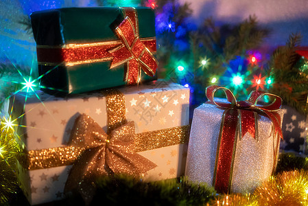 圣诞背景和礼品盒 带丝带和弓的礼物 假日概念图片