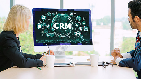 用于 CRM 业务的现代计算机上的客户关系管理系统推介会技术招聘产品软件经理市场资源小样团体图片
