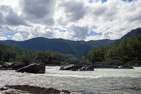 一条迅速流淌的广阔而通畅的山河溪流假期流动风景卡通冒险蓝色森林旅行爬坡图片