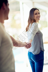 跟着我到那种永远的爱 一个年轻女人牵着她男朋友的手 带路背景图片