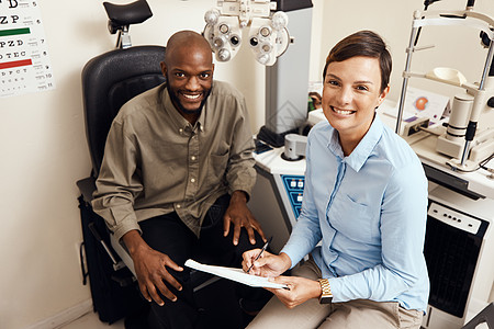 验光师 医生和视力专家在诊所对病人进行眼科检查 快乐 微笑和友好的从业者在为光学处方提供良好服务的同时写笔记的肖像图片