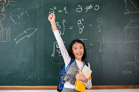 课堂上穿制服的亚洲女学生举起手来成功地完成功课女孩幸福手臂黑板快乐女士学生优胜者女性学校图片