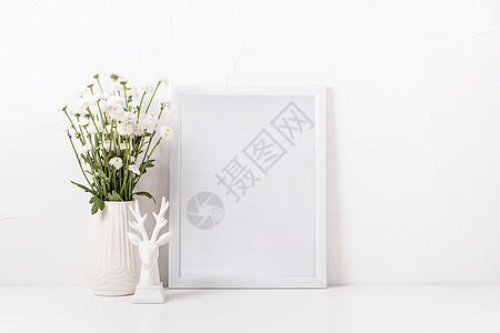 斯堪的纳维亚用白桌上花瓶中的菊花 来模拟白色的木板推广照片品牌嘲笑推介会精装作品主义者房间办公室背景