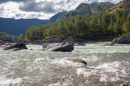 一条迅速流淌的广阔而通畅的山河旅行爬坡岩石森林溪流海浪风景瀑布流动天气图片