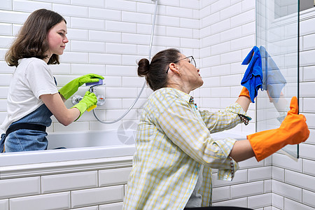 家庭母亲和少龄女儿在家中卫生间一起打扫清洁琐事房子青少年女士主妇卫生家务浴室工作女性图片