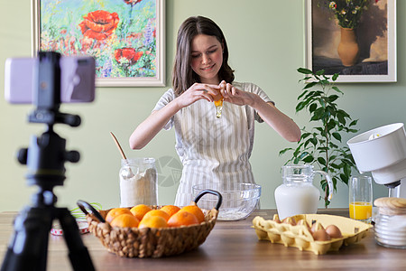 社交在厨房做橙子煎煎饼的 家庭主餐店媒体食物照片橙子博客技术博主烹饪食谱追随者背景