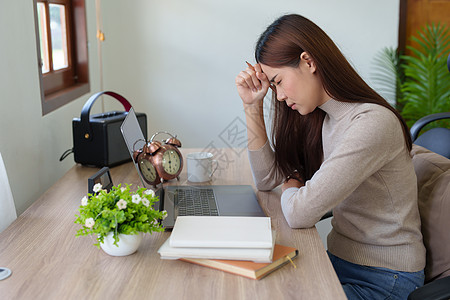 女性因长时间坐着工作而表现出办公室综合症人士疼痛职业焦虑商业挫折座位姿势成人银行图片