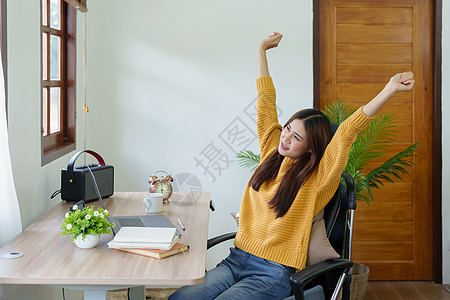 女性因长时间坐着工作而表现出办公室综合症疾病逆境破产失败电脑商业焦虑员工桌子眼睛图片
