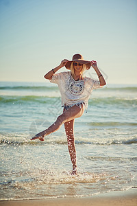 海滩让我心情很好 一个美丽的年轻女人在海滩上摆姿势 (笑声)图片