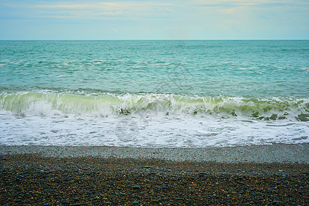 海滨 海边有碎石 沙滩上湿海岩和宁静的海浪泡沫飞溅环境天气旅行支撑海滩力量热带海岸图片