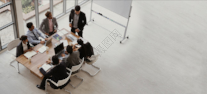 3名商务人士站在幕后站立的平板电脑显示财务数据的近镜头 其中3名商务人士成员开发管理规划知识项目专家支持者培训商业图片