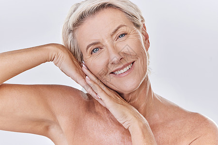 老年护理在工作室的画像中 护肤 干净 快乐的高级女性的脸搁在手上 老年美容护肤模型摆姿势或展示完美 健康的外观或无皱纹老化的就寝时间背景