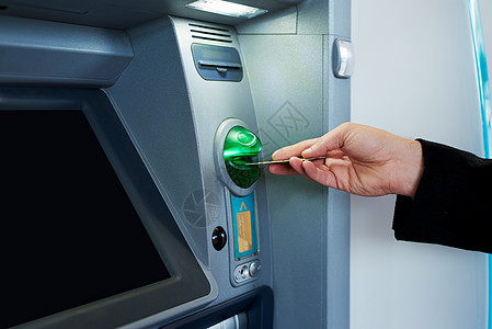 从自动取款机取一些现金 在 ATM 进行交易的商务人士图片