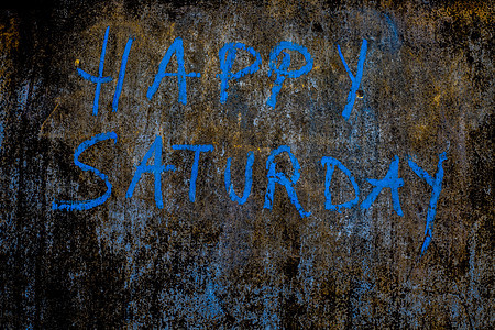 周六快乐在墙上写着蓝色粉笔 特写横向拍摄木板情感旅行日历平衡笔记活动黑板广告天堂图片