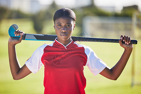 曲棍球运动员或教练拿着棍子准备在运动场或场地上进行比赛或比赛 一位严肃 健康 活跃的黑人女运动员在健身训练 锻炼或锻炼中的肖像图片