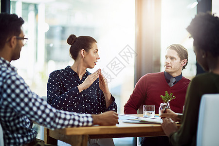 把他们所有的想法汇集在一起 一群商务人士在会议室开会 (掌声 笑声)图片