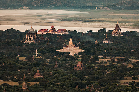 在缅甸巴甘的Irrawaddy人面前的各种寺庙和博物馆 从气球中看到图片