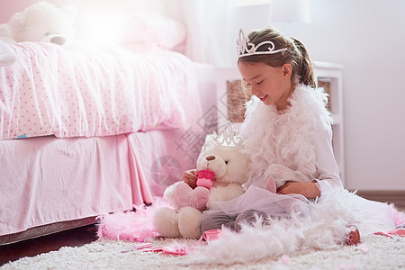 一个小姑娘打扮成公主 却装扮成公主 扮演着相信的玩伴背景图片