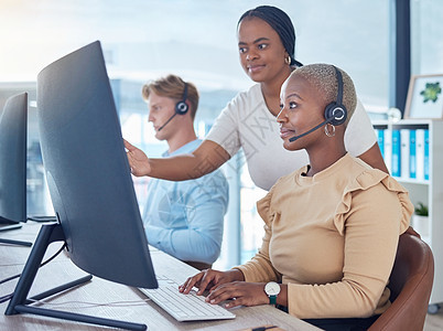 呼叫中心经理在办公机构中使用计算机软件培训销售顾问 电话营销员工和 CRM 客户服务人员 使用 PC 技术解决方案和策略指导培训图片