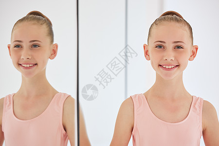 芭蕾舞演员在舞蹈训练中很开心 在学校微笑的女孩在房间里跳舞和学习创意艺术表演 芭蕾舞学生和女孩在工作室课堂上的肖像图片