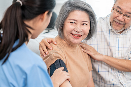 一位过着充实生活的老年妇女 经过血压检查后 她已经满足了生活护理医院退休病人医生保健考试长老看门人男人图片