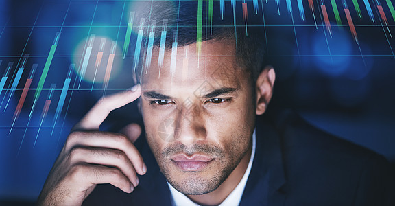 比特币 加密货币和股票市场交易员在他的电脑屏幕显示器上思考金融价格数据分析 致力于外汇投资利润增长的加密货币交易策略的人图片