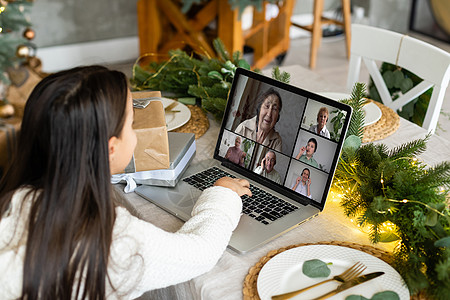 虚拟圣诞会议团队远程工作 家庭视频呼叫远程会议计算机网络摄像头屏幕视图 在线晚会活动新年电脑女士夫妻技术研讨会商业笔记本合作派对图片