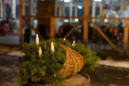 设置圣诞白桌的餐桌位置 配有装饰元素和绿色树枝的绿树图片