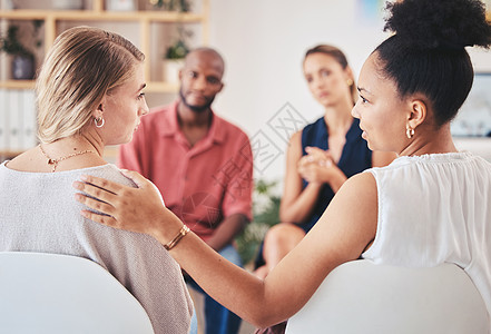 一位女性的心理学 心理健康和支持小组正在接受她可以信任的心理学家的抑郁症和焦虑症咨询 与悲伤患者的沟通 社区或辅导员图片