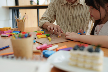 可爱的小女孩和父亲玩多姿多彩的可塑塑料 手工制作技能培训病人黏土童年医生训练面团教育孩子们心理学家心理学图片