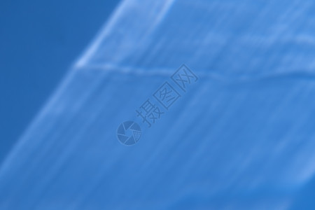 蓝色墙壁上的焦散效果光折射覆盖照片模型 模糊的太阳光线通过带阴影的玻璃棱镜折射 在水表面上的抽象自然光折射剪影对角线小样海浪太阳背景图片