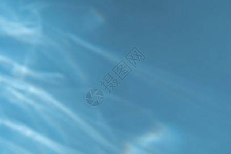 蓝色墙壁上的焦散效果光折射覆盖照片模型 模糊的太阳光线通过带阴影的玻璃棱镜折射 在水表面上的抽象自然光折射剪影射线皮肤框架水晶阳背景图片