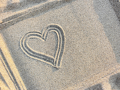 手绘心画在沙子上的心 在架子上 最顶端的景色 特写 复制空间背景