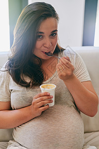 当你怀孕时 一切味道都比较好 孕妇吃酸奶的肖像也很好吃里面高清图片素材