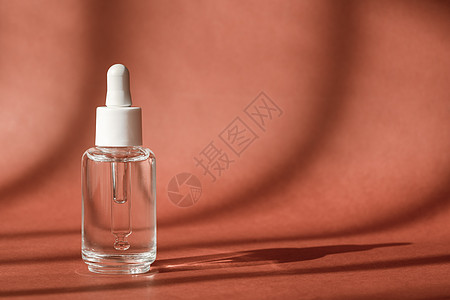 血清化妆品瓶 棕色背景透明质酸 含肽和胶原蛋白的血清产品化妆品 现代品牌玻璃化妆品包装 化妆品展柜图片