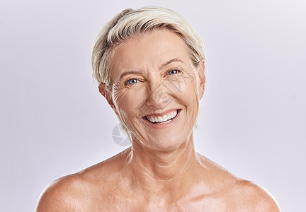 老年护理粉红色背景下皮肤光滑 牙齿健康的高级女性的美容和护肤 由于美容健康而微笑的快乐成熟 老年或老年女性的肖像背景