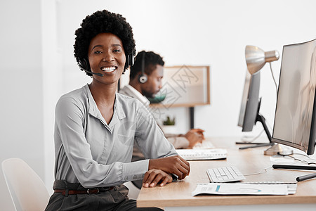 呼叫中心的电话营销 客户支持和女商务人士 联系我们和销售顾问办公室 与在营销公司工作的黑人女性的客户服务 沟通和客户关系管理图片