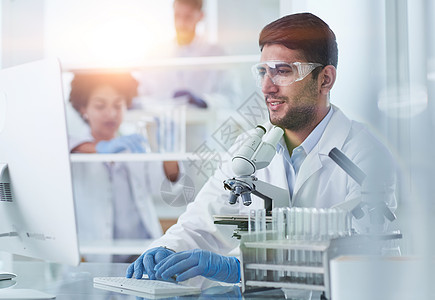 在现代实验室研究科学家进行实验微生物学化学家技术教育显微镜检查药品液体生物安全图片