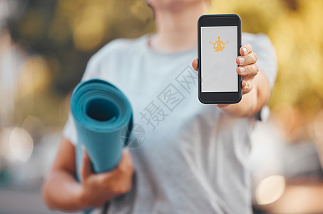 智能手机 瑜伽和软件模拟应用程序 广告或营销与户外绿色公园散景 带5g手机 下载或网站和调解标志的健康健身女性垫子和手图片
