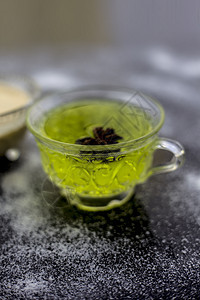 木质表面上的米粉和米粒 以及透明玻璃杯中的一些绿茶和八角茴香 用于治疗更光滑皮肤的面膜粉刺水果护理广告保湿温泉面具美白活性水分图片