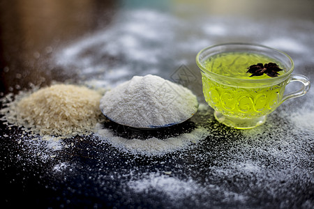 木质表面上的米粉和米粒 以及透明玻璃杯中的一些绿茶和八角茴香 用于治疗更光滑皮肤的面膜保湿广告食物药品传统水果水分温泉活性肤色图片