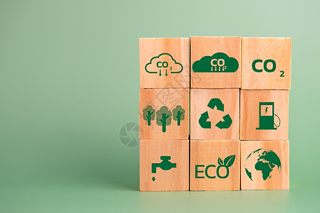 碳信用和绿色生态能源绿化技术 以绿色背景为背景的森林立方块图标CO2背景图片