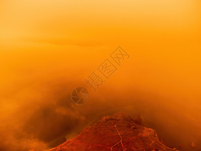 海上的红色燃烧日落与岩石火山悬崖 抽象自然夏季或春季海洋背景 金色温暖水面上的小波浪与来自太阳的散景灯调子蓝色火花水池天空假期季图片