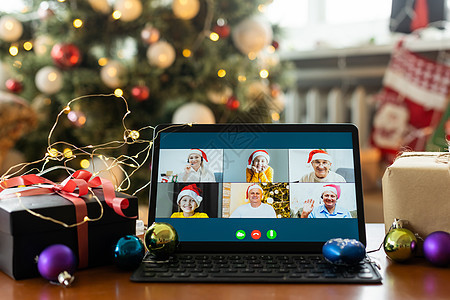 在圣诞快乐餐桌假期背景下 通过远程聊天数字平板电脑屏幕与孩子进行家庭视频通话 圣诞节在线虚拟家庭聚会庆祝活动 新年快乐视频通话电图片